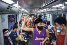 Mỗi toa đa số đều trong tình trạng chật kín khách. 