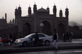 Hiện trường vụ đánh bom gần lối vào thánh đường Eid Gah ở thủ đô Kabul, Afghanistan ngày 3/10. (Ảnh: THX/TTXVN)