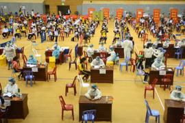 Tiêm vaccine phòng COVID-19 (Pfizer) mũi 1 cho học sinh tại Cung thể Thao Tiên Sơn ngày 20/11. (Ảnh: Văn Dũng/TTXVN)