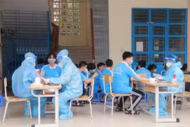 Học sinh được khám sàng lọc trước khi tiêm vaccine phòng COVID-19 tại điểm tiêm Trường THCS Lý Tự Trọng, thành phố Trà Vinh. (Ảnh minh họa: Thanh Hòa/TTXVN)