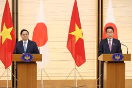Thủ tướng Phạm Minh Chính và Thủ tướng Nhật Bản Kishida Fumio gặp gỡ báo chí sau hội đàm. (Ảnh: Dương Giang/TTXVN)