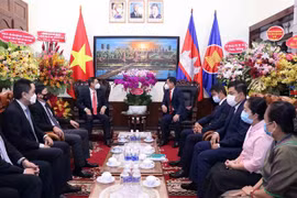 Ông Trần Phước Anh chúc mừng cán bộ, nhân viên Tổng lãnh sự quán Campuchia tại Thành phố Hồ Chí Minh. (Ảnh: Xuân Khu/TTXVN)