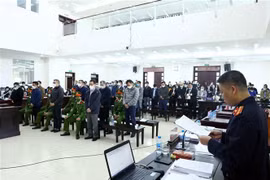 Đại diện Viện Kiểm sát đọc bản luận tội và đề nghị các mức án với 36 bị cáo trong phiên xử ngày 29/11. (Ảnh: Phạm Kiên/TTXVN)