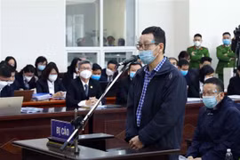 Bị cáo Nguyễn Mạnh Hùng (cựu Phó Tổng Giám đốc Tổng Công ty Đầu tư phát triển đường cao tốc Việt Nam - VEC, cựu Chủ tịch Hội đồng nghiệm thu cơ sở Dự án đường cao tốc Đà Nẵng-Quảng Ngãi) khai báo trước tòa. (Ảnh: Phạm Kiên/TTXVN)