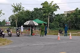 Lực lượng chức năng lập các chốt ở xã Thạch Trung. (Ảnh: TTXVN)