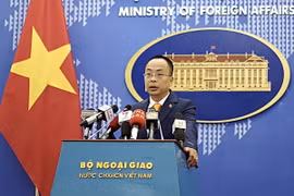 Phó Phát ngôn Bộ Ngoại giao Việt Nam Đoàn Khắc Việt trả lời câu hỏi của các cơ quan báo chí. (Ảnh: Quỳnh Anh/TTXVN phát)
