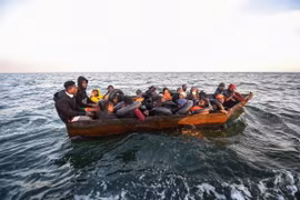 Người di cư lênh đênh trên Địa Trung Hải ở ngoài khơi bờ biển thành phố Sfax, Tunisia. (Ảnh: AFP/TTXVN)