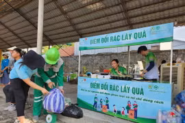 Người dân Huế đưa rác đến đổi quà tại Ngày hội giảm nhựa tại Thừa Thiên-Huế năm 2024. (Ảnh: Mai Trang/TTXVN)