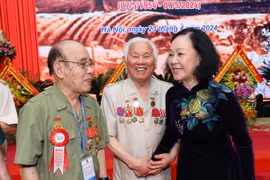 Thường trực Ban Bí thư Trương Thị Mai và các đại biểu tại buổi gặp mặt. (Ảnh: Trọng Đức/TTXVN)