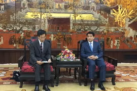 Chủ tịch thành phố Hà Nội Nguyễn Đức Chung tiếp ông Nakamuara Tetsunosuke. (Ảnh: Nguyễn Văn Cảnh/TTXVN)