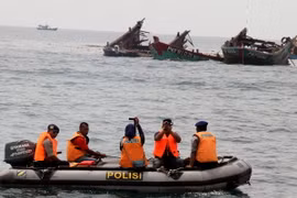  Tàu cá hoạt động trái phép trên vùng biển Kuala Langsa, Aceh, Indonesia bị đánh chìm. (Nguồn: AFP/TTXVN)