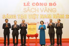 Chủ tịch Quốc hội Nguyễn Thị Kim Ngân, Chủ tịch MTTQ Việt Nam Nguyễn Thiện Nhân và các đại biểu tại Lễ công bố Sách Vàng Việt Nam 2016. (Ảnh: Trọng Đức/TTXVN)