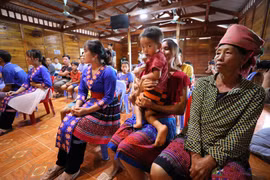 Người dân theo đạo Tin lành ở huyện Phong Thổ, tỉnh Lai Châu. (Ảnh: Nhật Anh/TTXVN)