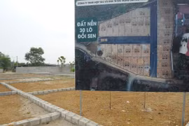 Một tấm biển giới thiệu về khu đất để hấp dẫn người mua ở một khu vực ngoại thành Hà Nội. (Nguồn ảnh: TTXVN)