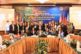 Các đại biểu đến từ 9 nước thành viên chụp ảnh lưu niệm tại hội nghị. (Nguồn: BTNMT)