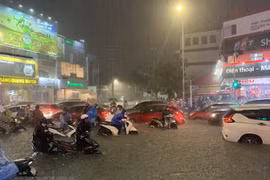 Nhiều tuyến đường chính của Đà Nẵng ngập sâu, người dân di chuyển khó khăn. (Ảnh: Văn Dũng/TTXVN)