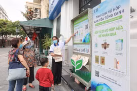 Nhân viên cửa hàng TH true mart tại số 6 Tràng Tiền chia sẻ với khách về chương trình. (Ảnh: Minh Sơn/Vietnam+)