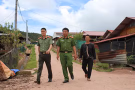 Các chiến sĩ Công an xã Tà Tổng (huyện Mường Tè, tỉnh Lai Châu) cùng người có uy tín trong dân tộc Mông trên địa bàn, đi thăm hỏi, tuyên truyền chính sách pháp luật của Nhà nước đến với người dân. (Ảnh: Hùng Võ/Vietnam+)