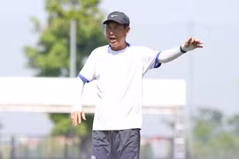 Phố Hiến FC thắng 2-1 An Giang ở vòng 6 hạng Nhất Quốc gia 2020 để duy trì mạch bất bại nhưng tâm điểm của trận đấu là HLV Hứa Hiền Vinh bóp cổ cầu thủ. (Ảnh: Phố Hiến FC)