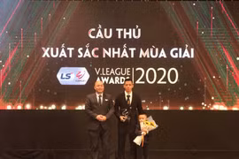 Nguyễn Văn Quyết giành giải Cầu thủ xuất sắc nhất V-League 2020. (Ảnh: CTV/Vietnam+)