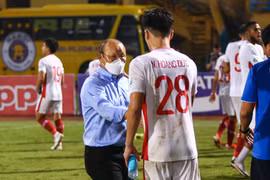 HLV Park Hang-seo an ủi Viettel sau trận thua trước Hà Nội FC