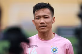 Tiền vệ Lê Tấn Tài trả lời truyền thông chiều 8/9. (Ảnh: Hiển Nguyễn/Vietnam+) 