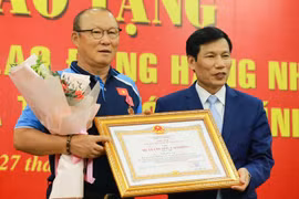 Khoảnh khắc HLV Park Hang-seo nhận Huân chương Lao động hạng Nhì