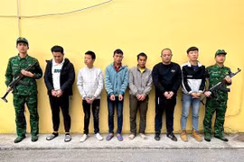 Hai đối tượng Trần Văn Binh và Dường Cắm Mằn đứng giữa 4 đối tượng người Trung Quốc. (Ảnh: TTXVN phát)