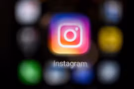 Biểu tượng Instagram trên màn hình điện thoại. (Ảnh: AFP/TTXVN)