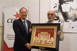 Phó Bí thư Thành ủy thành phố Hồ Chí Minh Nguyễn Hồ Hải tặng quà lưu niệm cho Bí thư Trung ương phụ trách đối ngoại Đảng Cộng sản Argentina (PCA) Jorge Kreyness. (Ảnh: Ngọc Tùng/TTXVN)