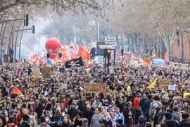 Người biểu tình tuần hành tại Toulouse, Pháp ngày 23/3/2023. (Ảnh: AFP/TTXVN)