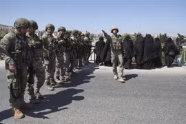 Binh sỹ Thổ Nhĩ Kỳ tuần tra tại đường cao tốc nối hai tỉnh Aleppo và Latakia của Syria ngày 10/6/2020. (Ảnh: AFP/TTXVN)