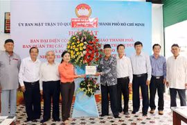 Bà Phan Kiều Thanh Hương, Phó Chủ tịch Ủy ban MTTQ Việt Nam Thành phố Hồ Chí Minh tặng hoa chúc mừng Ban Đại diện cộng đồng Hồi giáo Thành phố nhân tháng lễ Ramadan Hồi lịch 1444 - dương lịch 2023. (Ảnh: Xuân Khu/TTXVN)