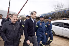 Thủ tướng Hy Lạp Kyriakos Mitsotakis (giữa) thị sát khu vực xảy ra vụ tai nạn đường sắt nghiêm trọng ở Tempi Valley gần Larissa, Hy Lạp, ngày 1/3/2023. (Ảnh: AFP/TTXVN)