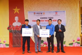 Phó Tổng giám đốc TTXVN Nguyễn Tuấn Hùng, Bí thư Đoàn thanh niên TTXVN Lê Minh Đức trao Tủ sách Đinh Hữu Dư và máy tính tặng trường tiểu học Tôn Đức Thắng, xã Trung Yên, huyện Sơn Dương, tỉnh Tuyên Quang, tháng 3/2023