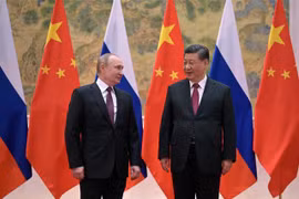 Chủ tịch Trung Quốc Tập Cận Bình (phải) trong cuộc gặp Tổng thống Nga Vladimir Putin tại Bắc Kinh, ngày 4/2/2022. (AFP/TTXVN)