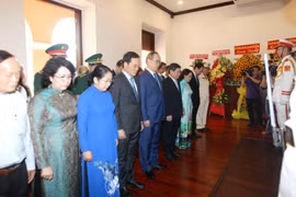 Lãnh đạo TP.HCM và đông đảo các lực lượng vũ trang, tầng lớp nhân dân thành phố dành phút mặc niệm tưởng nhớ Chủ tịch Hồ Chí Minh tại Bến Nhà Rồng. (Ảnh: Thanh Vũ/TTXVN)