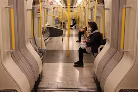 Hành khách di chuyển bằng tàu điện ngầm của hãng Tfl ở London, Anh ngày 14/5/2020. (Ảnh: AFP/TTXVN)