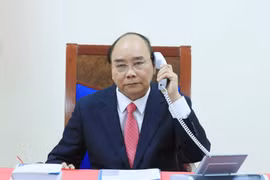 Thủ tướng Nguyễn Xuân Phúc điện đàm với Thủ tướng Singapore Lý Hiển Long. (Ảnh: Thống Nhất/TTXVN)