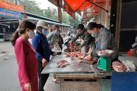 Quầy bán thịt lợn tại chợ Hoàng Mai, Hà Nội. (Ảnh: Phương Anh-TTXVN)