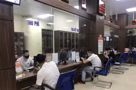 Người dân đến làm thủ tục hành chính tại Trung tâm phục vụ hành chính công tỉnh Yên Bái, trong Quý I năm 2020. (Ảnh: Việt Dũng/TTXVN)