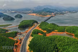 Tuyến đường cao tốc Hạ Long-Vân Đồn (Quảng Ninh). (Ảnh: TTXVN phát)
