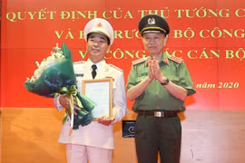 Đại tướng Tô Lâm, Ủy viên Bộ Chính trị, Bí thư Đảng ủy Công an Trung ương, Bộ trưởng Bộ Công an trao Quyết định của Thủ tướng Chính phủ bổ nhiệm tân Thứ trưởng Bộ Công an Trần Quốc Tỏ. (Ảnh: Doãn Tấn/TTXVN)