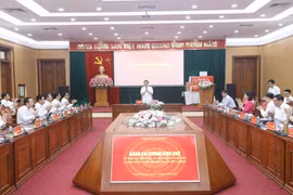 Bí thư Thành ủy Hà Nội Vương Đình Huệ chủ trì buổi làm việc với Ban Thường vụ Quận ủy Nam Từ Liêm. (Ảnh: Văn Điệp/TTXVN)