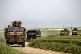 Xe quân sự Nga và Thổ Nhĩ Kỳ tuần tra chung tại thị trấn Darbasiyah, tỉnh Hasakah, Syria ngày 22/4/2020. (Ảnh: AFP/ TTXVN)