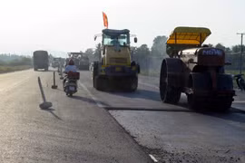 Thi công nâng cấp, mở rộng tuyến Quốc lộ 1A đoạn qua huyện Phú Lộc, tỉnh Thừa Thiên-Huế. Ảnh minh họa. (Ảnh: Quốc Việt/TTXVN)
