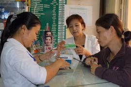 Luật Dược sửa đổi đang trình Quốc hội khóa XIII quy định cấm mua, bán thuốc mà không có toa đơn thuốc bác sỹ. (Nguồn: TTXVN)