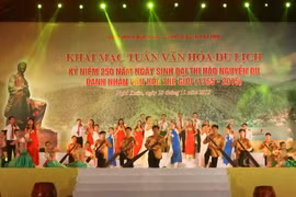 Chương trình nghệ thuật với chủ đề “Về miền địa linh” trong đêm khai mạc. (Ảnh: Thanh Tùng/TTXVN)