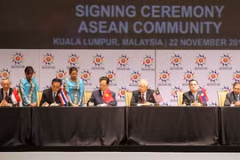Thủ tướng Nguyễn Tấn Dũng ký Tuyên bố Kuala Lumpur về việc thành lập Cộng đồng ASEAN. (Ảnh: Đức Tám/TTXVN)
