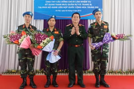 Chia tay ba sỹ quan Việt Nam lên đường làm nhiệm vụ tại Phái bộ Gìn giữ Hòa bình Liên hợp quốc, tháng 4/2015. (Ảnh: Hồng Pha/TTXVN) 